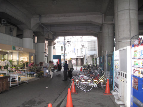 京急鶴見駅高架下